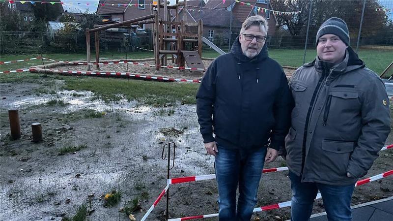 Absperrband statt Spiel und Spaß: Die Elternvertreter Claus-Peter Bahr und Thomas Paur sind enttäuscht.
