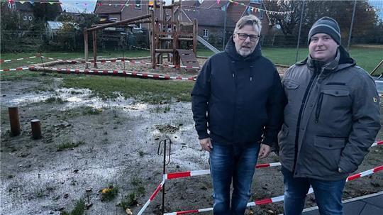 Absperrband statt Spiel und Spaß: Die Elternvertreter Claus-Peter Bahr und Thomas Paur sind enttäuscht.