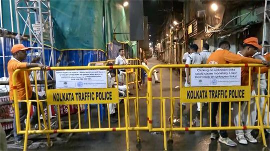 Absperrungen stehen im Stadtteil Chorbagan Sarbojanin in Kolkata, um den Zugang zum Ort einer Massenpanik zu versperren. 