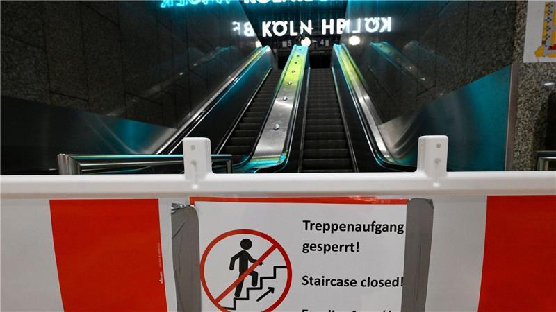 Absperrungen und Hinweisschilder an den Aufgängen sorgen im Hauptbahnhof dafür, das Bauarbeiten nicht behindert werden. Die Bahn hat am Kölner Hauptbahnhof mit den Bauarbeiten für ein neues Stellwerk begonnen.