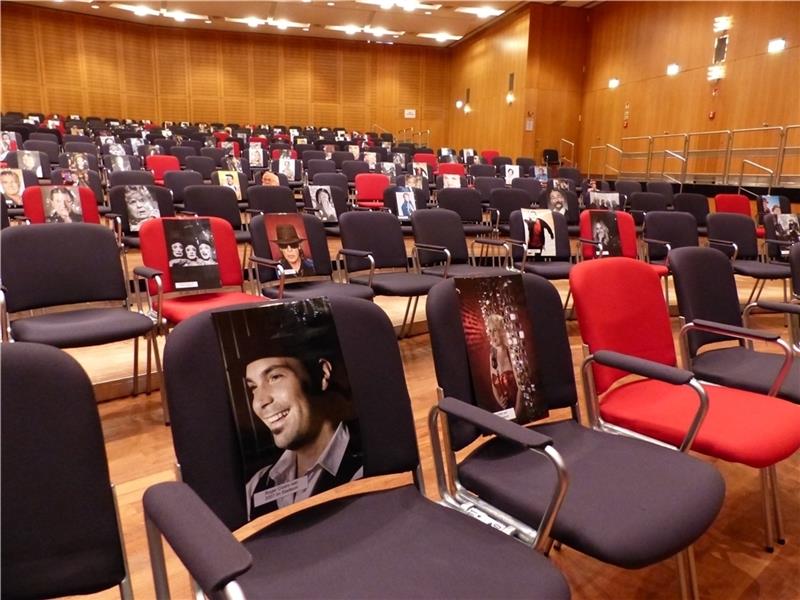 Abstandhalter und Entdeckungstour zugleich: Bilder von Stars , die in der Vergangenheit im Stadeum zu Gast waren, markieren die gesperrten Sitze im Saal des Kulturhauses. Foto: Stadeum