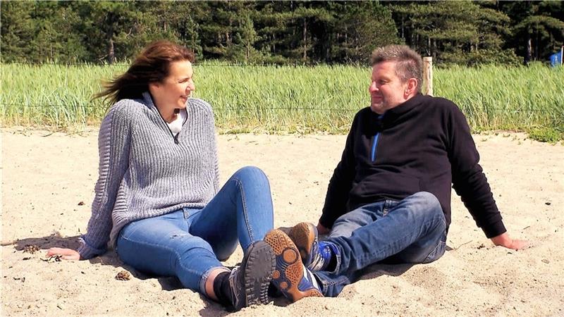 Abstecher zum Strand: Mandy (54) und Michael (52) zum Ende der Hofwoche. Foto: RTL