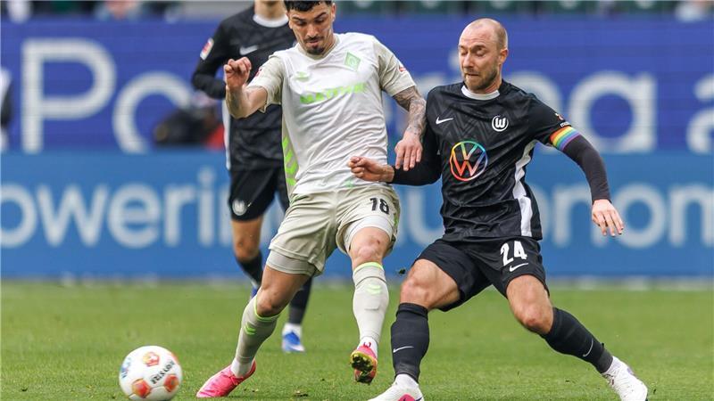 Abstiegskampf pur in Wolfsburg mit VfL-Spielmacher Christian Eriksen (r) und Werder-Profi Cameron Puertas.