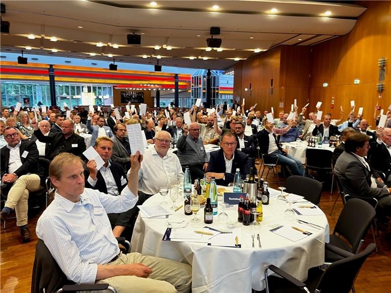 Abstimmung mit weißen Zetteln: Die Vertreterversammlung hat Aufsichtsrat und Vorstand einstimmig entlastet.