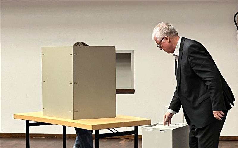 Abstimmung über das Klimaschutzkonzept: CDU-Fraktionsvorsitzender Michael Eble wirft seinen Stimmzettel in der Festhalle in Jork in die Urne.