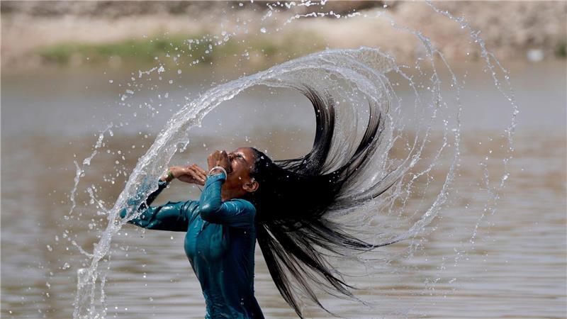 Abtauchen gegen die Hitze: Mädchen kühlt sich in Jammu im Fluss Tawi ab.