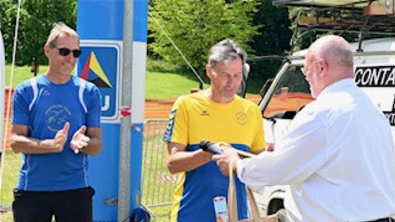 BSV-Nachwuchs zeigt starke Leistungen - Abteilungsleiter geehrt Abteilungsleiter Olaf Voß (Mitte) wurde für sein Ehrenamt gewürdigt.