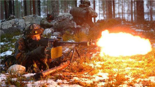 Abwehrbereit - die finnische Armee übt an der Nato-Grenze zu Russland.