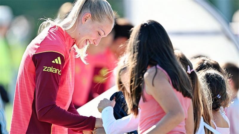 Abwehrspielerin Camilla Küver: Autogrammeschreiben vor dem Heimspiel.  