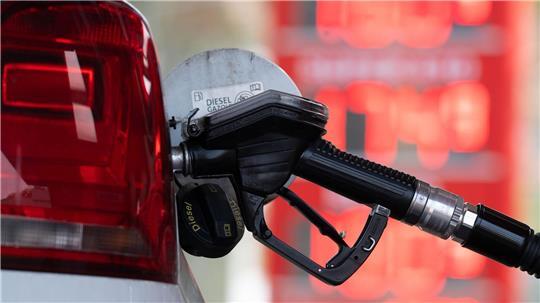 „Abzocke“ an der Tankstelle? Die Regierung will Maßnahmen ergreifen.