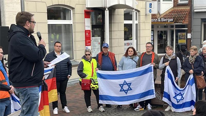 „Antisemitismus ist eine Schande“: Demo gegen Judenhass in Buxtehude Achim Biesenbach vom Stadtjugendring sprach bei der Veranstaltung.