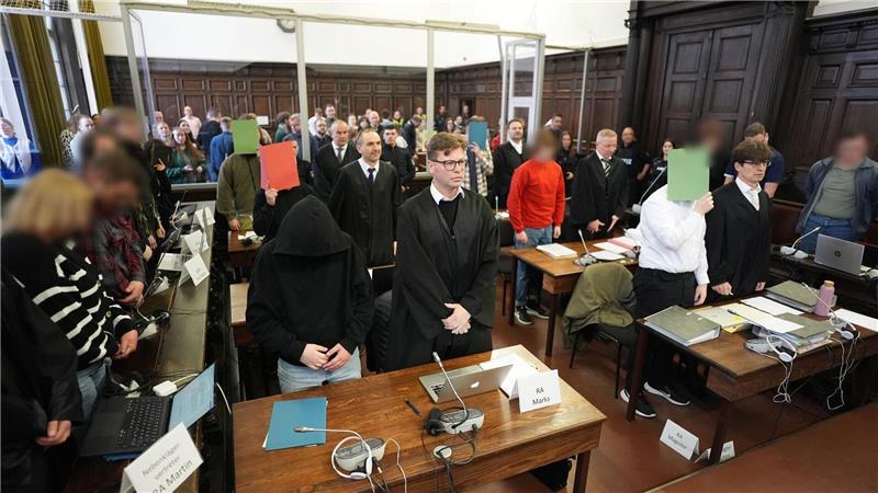 Acht Angeklagte müssen sich vor dem Staatsschutzsenat des Hanseatischen Oberlandesgerichts verantworten.