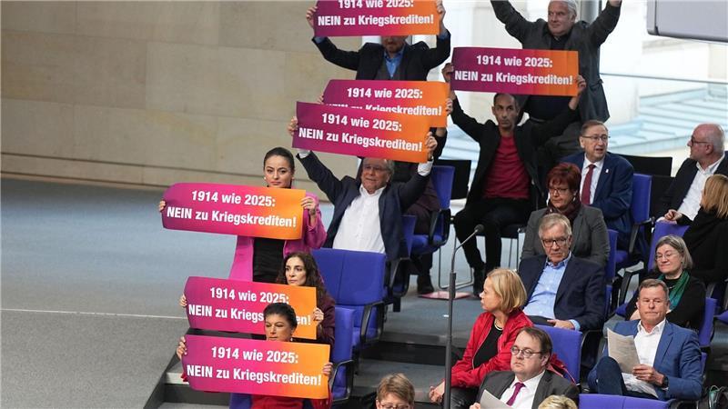 Acht BSW-Abgeordnete handeln sich für eine unzulässige Protestaktion Ordnungsrufe ein.