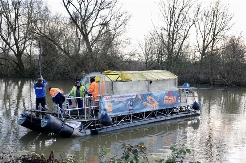 Warum Bohrer in der Elbe nach Schlick graben Acht Boden-Proben wurden im Borsteler Hafen und in der Binnenelbe im Auftrag des Wasser- und Bodenverbandes gezogen. Die Grundbauingenieure Steinfeld & Partner untersuchen die Eignung als Deichbaumaterial. Foto: Sänger