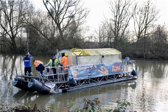 Acht Boden-Proben wurden im Borsteler Hafen und in der Binnenelbe im Auftrag des Wasser- und Bodenverbandes gezogen. Die Grundbauingenieure Steinfeld & Partner untersuchen die Eignung als Deichbaumaterial. Foto: Sänger