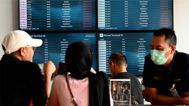 Vulkanausbruch in Indonesien: Flughäfen weiter geschlossen Acht Flughäfen bleiben zunächst weiter geschlossen.