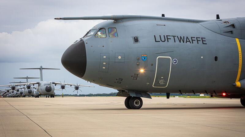 Bundeswehreinsatz im westafrikanischen Niger beendet Acht Jahre Einsatz auf dem Bundeswehr-Drehkreuz in Niger sind beendet: Am Freitagabend kehrten zwei Transportmaschinen vom Typ A400M mit bis zuletzt verbliebenen 60 Soldatinnen und Soldaten sowie Material auf den Fliegerhorst Wunstorf in Niedersachsen zurück.