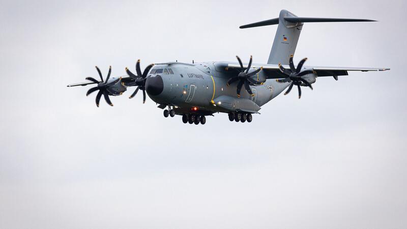 Bundeswehreinsatz im westafrikanischen Niger beendet Acht Jahre Einsatz auf dem Bundeswehr-Drehkreuz in Niger sind beendet: Am Freitagabend kehrten zwei Transportmaschinen vom Typ A400M mit bis zuletzt verbliebenen 60 Soldatinnen und Soldaten sowie Material auf den Fliegerhorst Wunstorf in Niedersachsen zurück.
