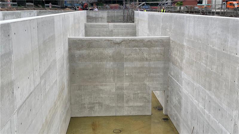 Mit diesem Becken kann Harsefeld auf 30.000 Einwohner wachsen Acht Meter tief ist das Becken, das einmal das neue Belebungsbecken wird.