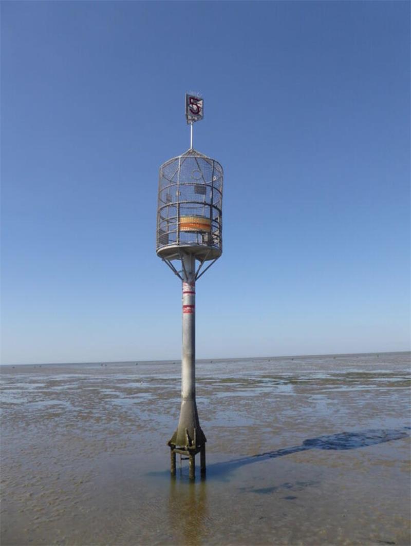 Wattwanderer in Not: Warum Cuxhavens Priele so gefährlich sind Acht Rettungsbaken stehen entlang der Wattwanderwege vor Cuxhaven. Sie bieten Wanderern bei plötzlich auflaufendem Wasser einen sicheren Zufluchtsort. Foto: