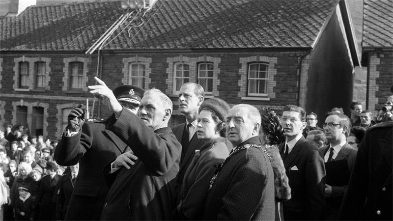 60 Jahre Aberfan: Britische Royals gedenken Erdrutsch-Opfer Acht Tage nach der Katastrophe besuchte die Queen das Dorf. (Archivbild)