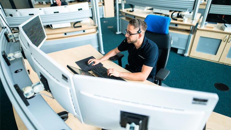 Acht bis neun spezialisierte Disponenten versehen in einer Großleitstelle wie der Leitstelle Oldenburg Land ihren Dienst.