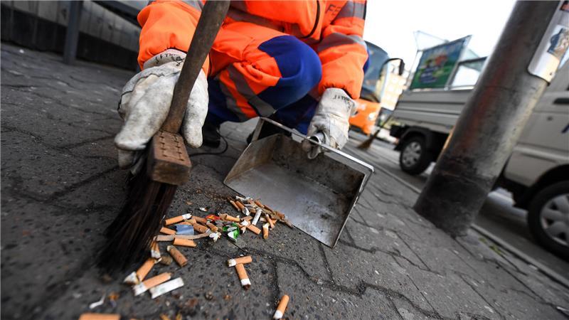Zigarettenkippen: Warum achtloses Wegschnipsen ein Problem ist Achtlos weggeworfene Kippen schaden der Umwelt - und ihre Entsorgung kostet die Kommunen jedes Jahr Millionen.