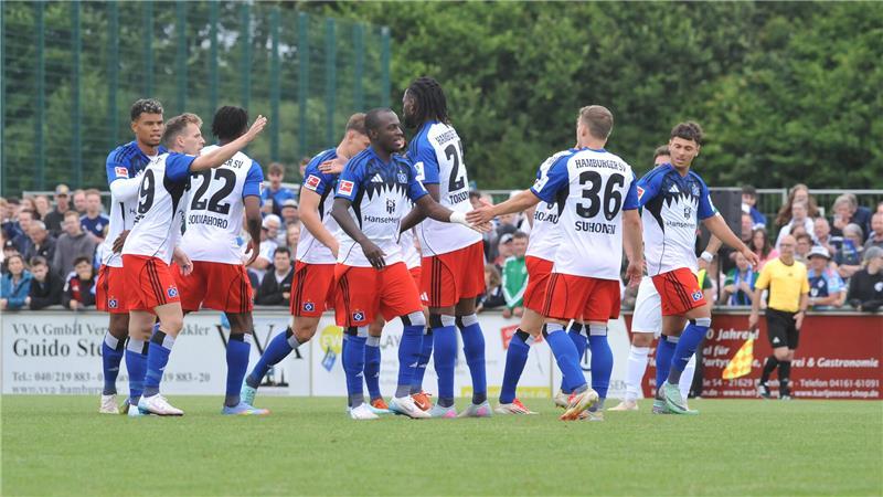 Elstorf verliert 1:8 gegen den HSV - aber jubelt am lautesten Die HSV-Profis klatschen sich ab nach einem Tor.