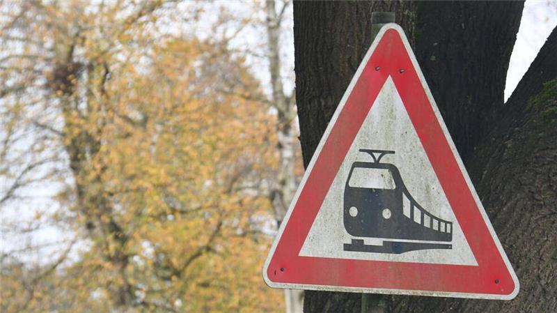 Ein "Achtung Bahnübergang"-Schild