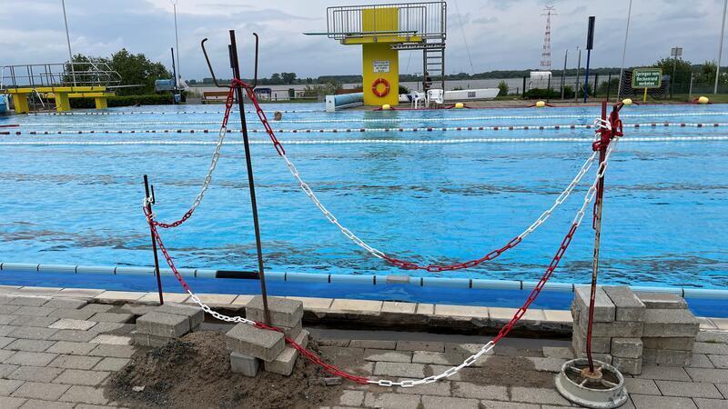 Schlechte Nachricht: Freibad Twielenfleth muss wegen Wasserschaden schließen Achtung Baustelle: Das Freibad in Hollern-Twielenfleth verliert wieder Wasser.