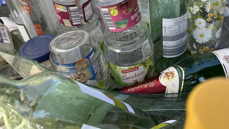 Flaschen ohne Ende: Das sind die Gründe für das Altglas-Chaos im Landkreis Stade Achtung Gefahr: Jemand hat zwischen die abgestellten Flaschen eine zerbrochene Glasscheibe platziert. Damit risikiert der Verantwortliche schwere Verletzungen bei Mitarbeitern vom Entsorger Karl Meyer oder spielenden Kindern.