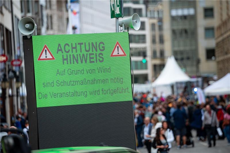 Polit-Prominenz, viel Wind und ein sexy Auftritt bei Einheitsfeier in Hamburg "Achtung Hinweis - Aufgrund von Wind sind Schutzmaßnahmen nötig. Die Veranstaltung wird fortgeführt" steht auf einer Anzeigetafel nahe dem Rathaus. Foto: dpa