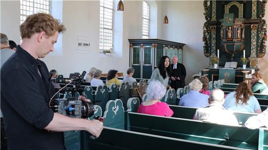 Achtung, Kamera läuft: In der Kehdingbrucher St.-Jürgen-Kirche wurde ein Gottesdienst mit dem früheren Pastor Bert Hitzegrad filmisch nachgestellt.
