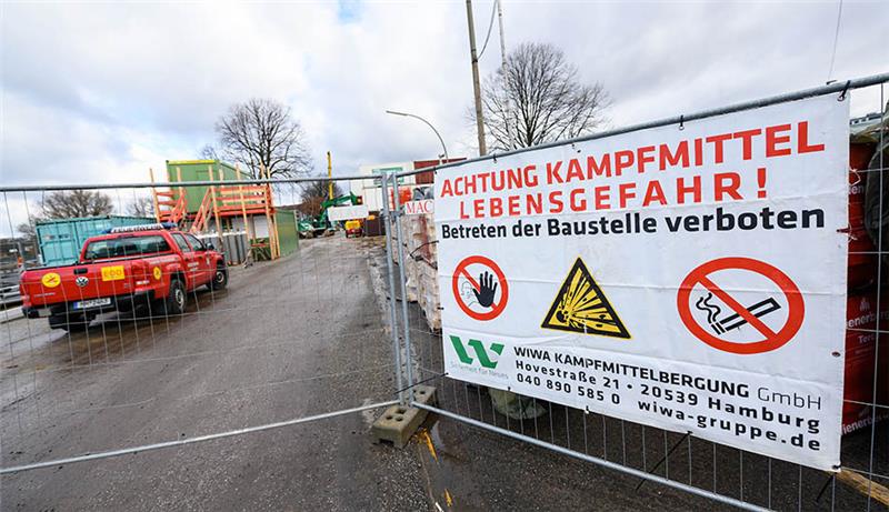 Vermutung auf Weltkriegsbombe in Hamburg: Polizei gibt Entwarnung "Achtung Kampfmittel - Lebensgefahr! Betreten der Baustelle verboten" steht auf einem Plakat nahe dem Fundort. An der Hamburger Außenalster war bei Sondierungsarbeiten eine Bodenanomalie festgestellt worden, die sich einer Untersuchung nicht als Weltkriegsbombe herausstellte. Foto: Jonas Walzberg/dpa
