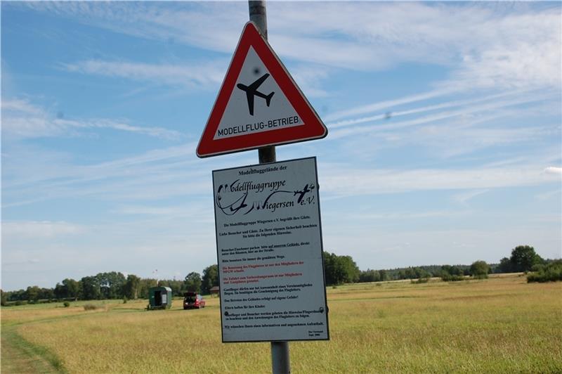 In Wiegersen fliegen am Wochenende Modellflugzeuge der Superlative Achtung Modellflugplatz: Der Flugplatz der MFG Wiegersen liegt zwischen Beckdorf und Wiegersen.