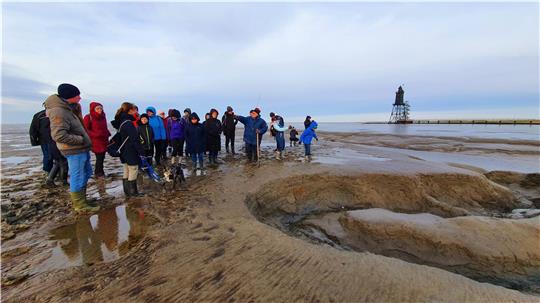 Achtung Priel: Bei Niedrigwasser lässt es sich auf dem Meeresboden auch im Winter gut wandern. Bei Flut füllen sich die Priele (Vertiefungen im Sand) zuerst und können aufgrund der Strömung schnell zur Gefahr werden.Foto: Leuschner