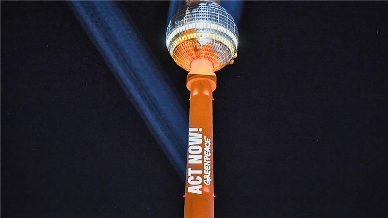 „Act Now“-Appell: Protest für konsequenten Klimaschutz am Fernsehturm in Berlin.
