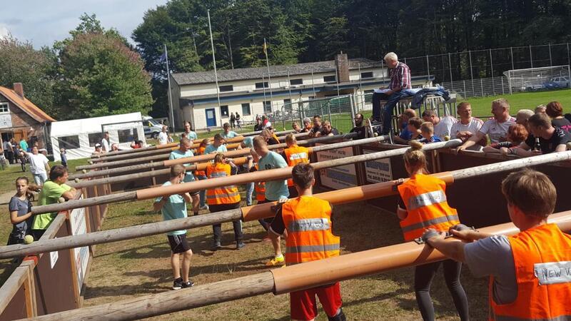 75 Jahre SV Agathenburg/Dollern: Diese Menschen prägen den Verein Action beim Riesenkicker-Turnier. Mit beiden Händen den Holzbalken festhalten ist eine Regel beim Spielen.