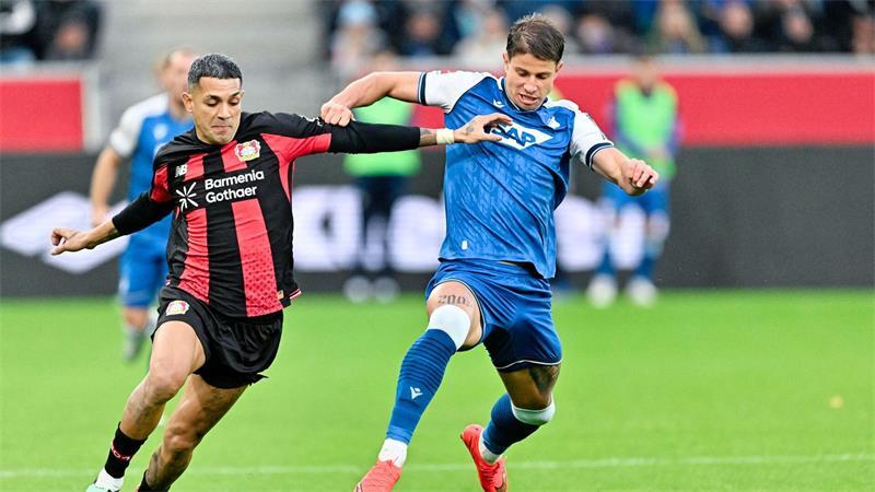 Leverkusen gestoppt: Kramaric erzielt 1.000. Ligator der TSG Adam Hlozek (r) vergab vor der Pause zwei gute TSG-Chancen.