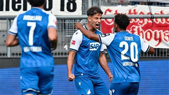 Adam Hložek jubelte mit seinen Teamkollegen über die Führung.