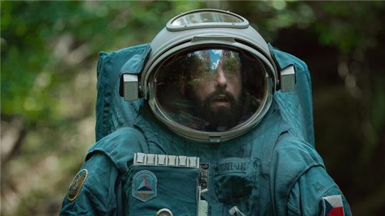 Adam Sandler als Kosmonaut Jakub in dem Netflixfilm „Spaceman“.