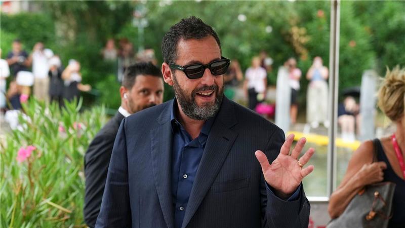 George Clooney trotz Krankheit auf dem roten Teppich Adam Sandler spielt in „Jay Kelly“ an der Seite von Clooney.
