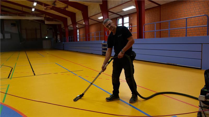 Trendsport: Erster Verein im Kreis Stade bietet Paddle-Tennis an Adam Welat von der Firma Hoppe legt letzte Hand an den neuen Hallenboden im Wetternweg an.
