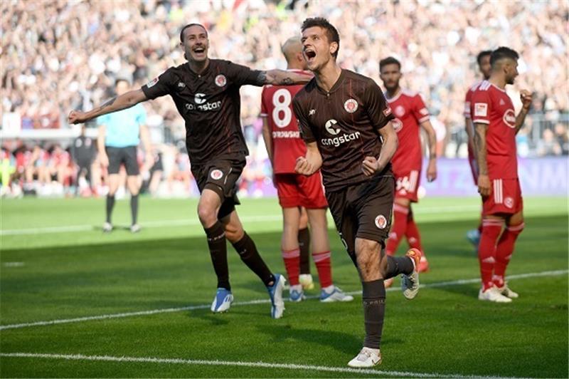 Adam Dzwigala (rechts) kam in der vergangenen Saison zu 21 Einsätzen und erzielte zwei Tore für den FC St. Pauli. Foto: dpa-Bildfunk