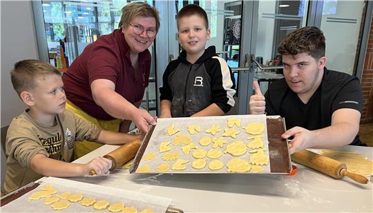Adelheid Balthasar von den Landfrauen hat mit den Jungs aus der Ukraine Plätzchen ausgestochen. Die kommen jetzt in den Backofen.