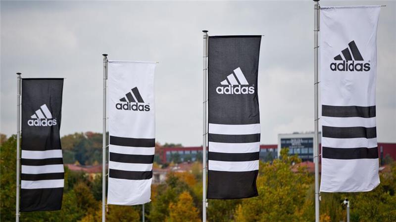 Zoll durchsucht Adidas-Zentrale : Es geht um Einfuhrabgaben Adidas befindet sich nach eigenen Angaben mit den Zollbehörden seit Jahren „im Austausch“ zu dem bekannten Sachverhalt. (Archivbild)