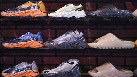 Adidas will die restlichen Yeezy-Produkte aus der umstrittenen Kooperation mit Kanye West doch noch verkaufen.