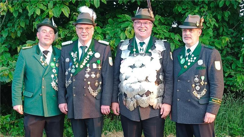 Ulf Stelling ist der neue Schützenkönig von Estebrügge Adjutant: Hauke Oehms / Adjutant: Uwe Köpke / König: Ulf Stelling / Adjutant: Marcus Busch.