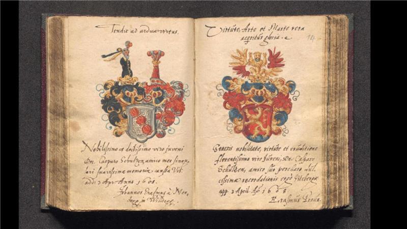 Adlige Freunde von Casopar Schulte klebten ihre Wappen in das Stammbuch - ein frühes Poesiealbum.