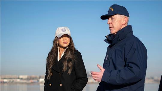 Admiral Kevin Lunday (r.), amtierender Kommandant der Kristi Noem unterstehenden US-Küstenwache, widersprach dem Medienbericht. (Archivbild)